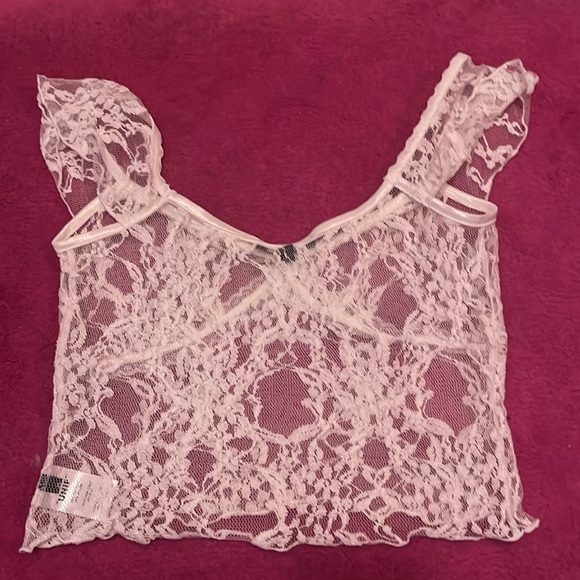 UNIF Jess Sheer lace top with cap sleeves in a cropped fit - Picture 4 of 5